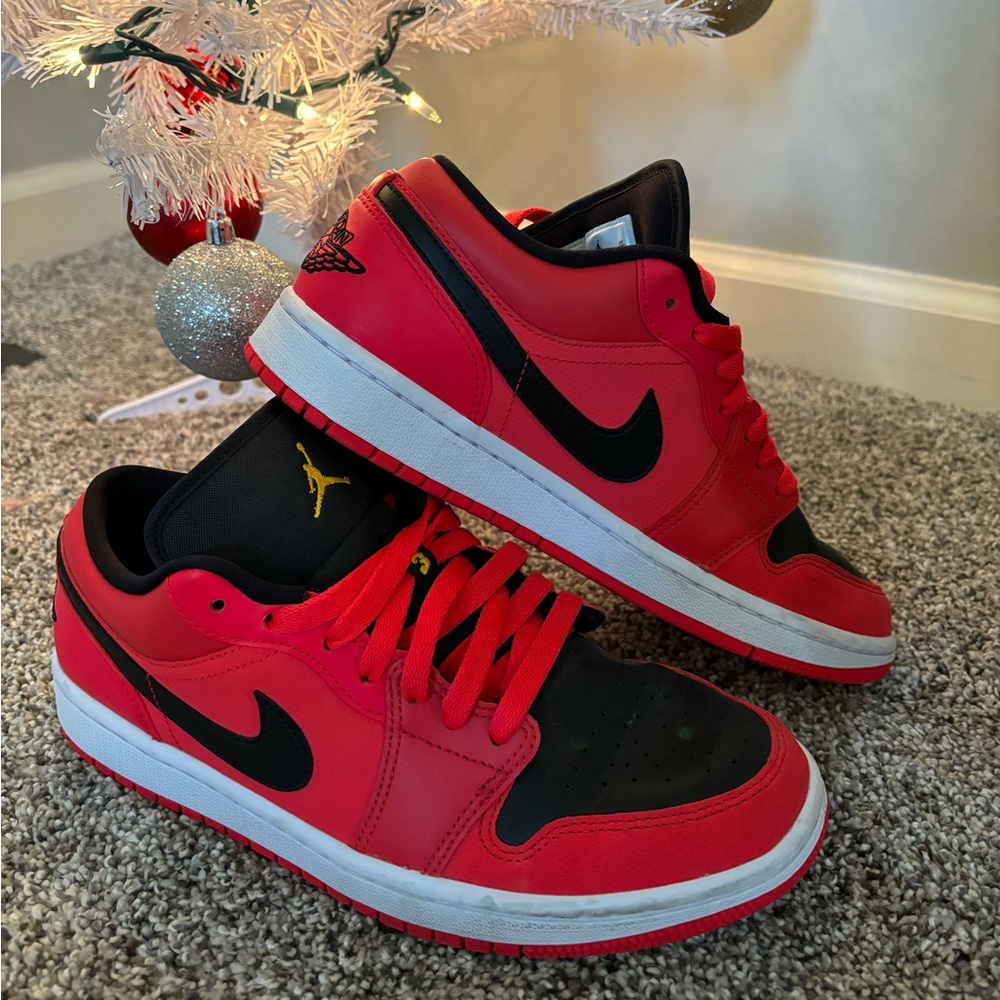 Authentic Air Jordan’s 👟 Women’s size 9 👟 Worn twice 👟